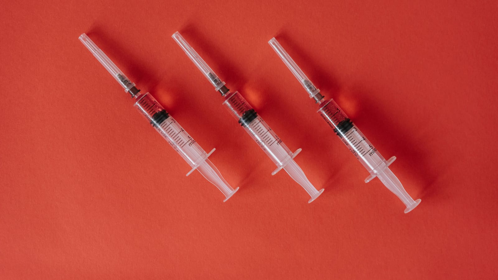 Single-dose injector pen and alcohol swabs on a pale surface — how does mounjaro work for weight loss? mechanism explained