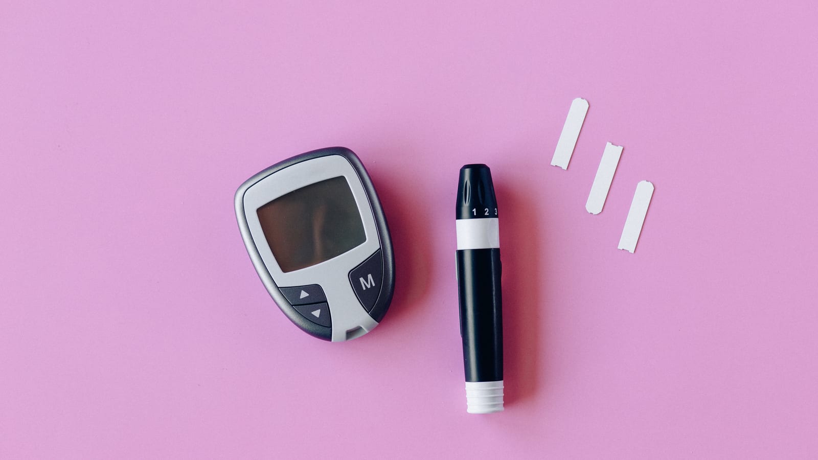 Single-dose injector pen and alcohol swabs on a pale surface — how long does tirzepatide take to work? week-by-week timeline