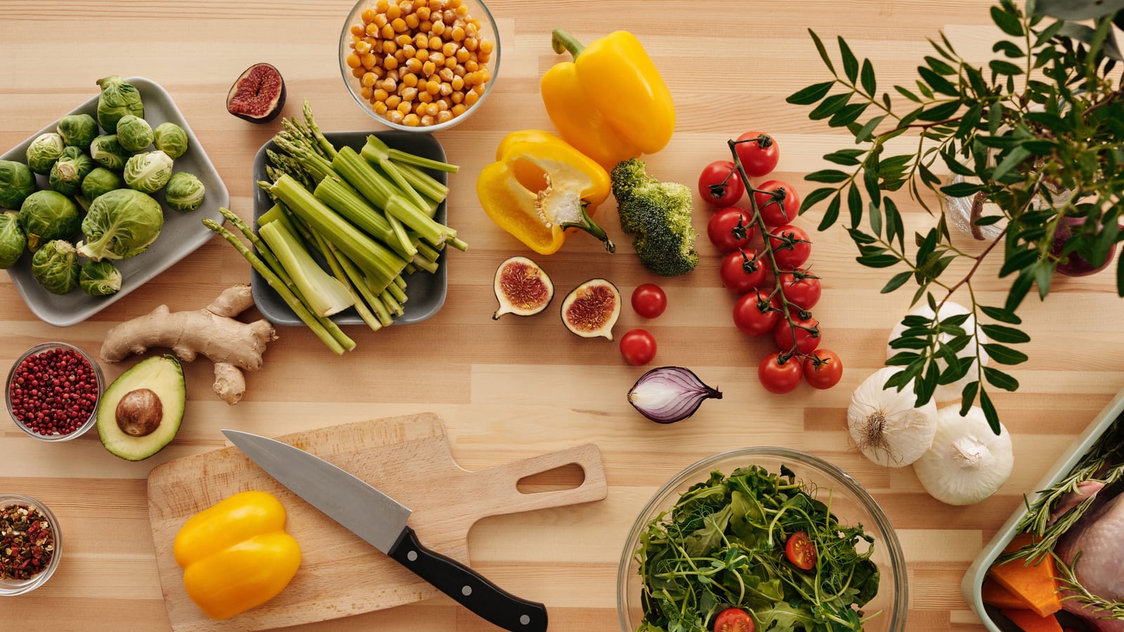 Fresh vegetables and a prepared salad bowl on a wooden table — how to choose a medical weight loss program at OC Weight Loss