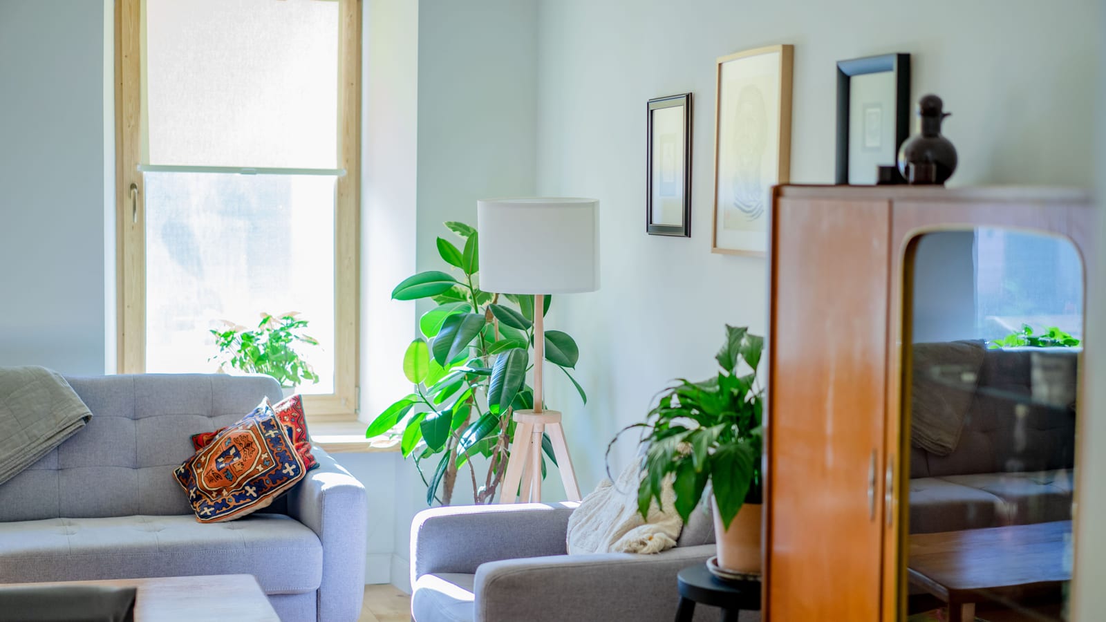 Calm, softly lit sitting area with linen furnishings and a potted plant — how stress causes weight gain — and what to do at